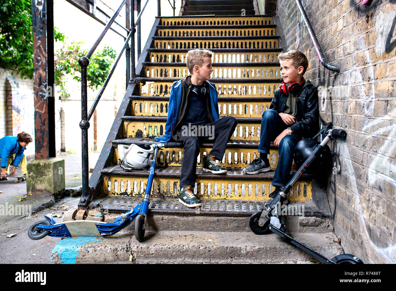 Parler des jumeaux sur escalier métallique Banque D'Images