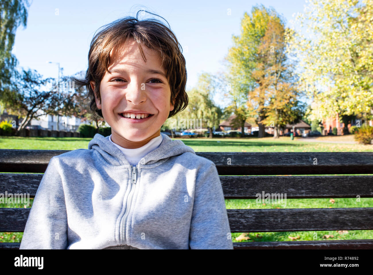 Smiling boy in park Banque D'Images
