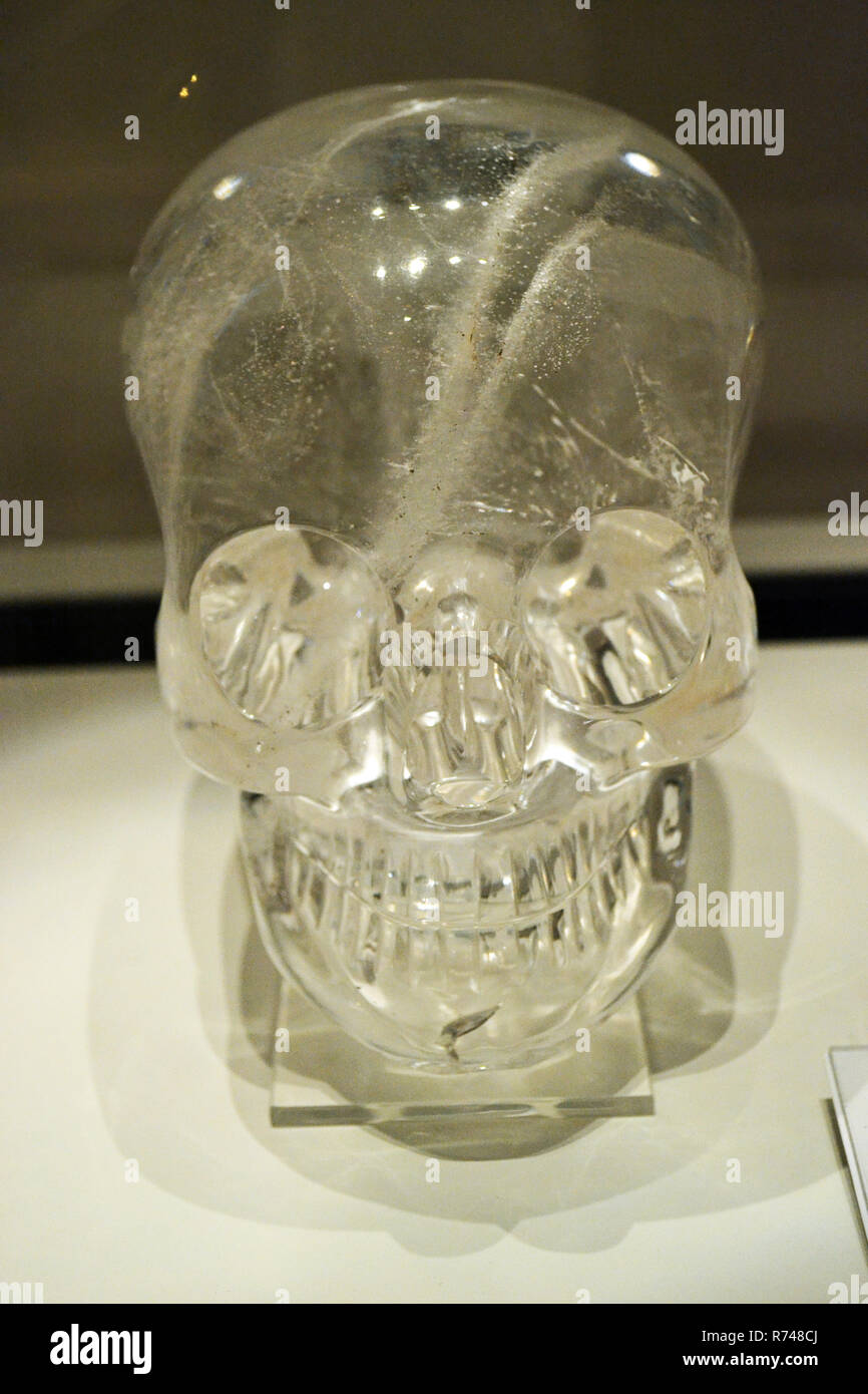 Crâne en cristal dans la vie et de la mort exposition au British Museum,  Londres, Royaume-Uni. Fin du xixe siècle. L'avait cru Aztec, mais  réellement européen Photo Stock - Alamy