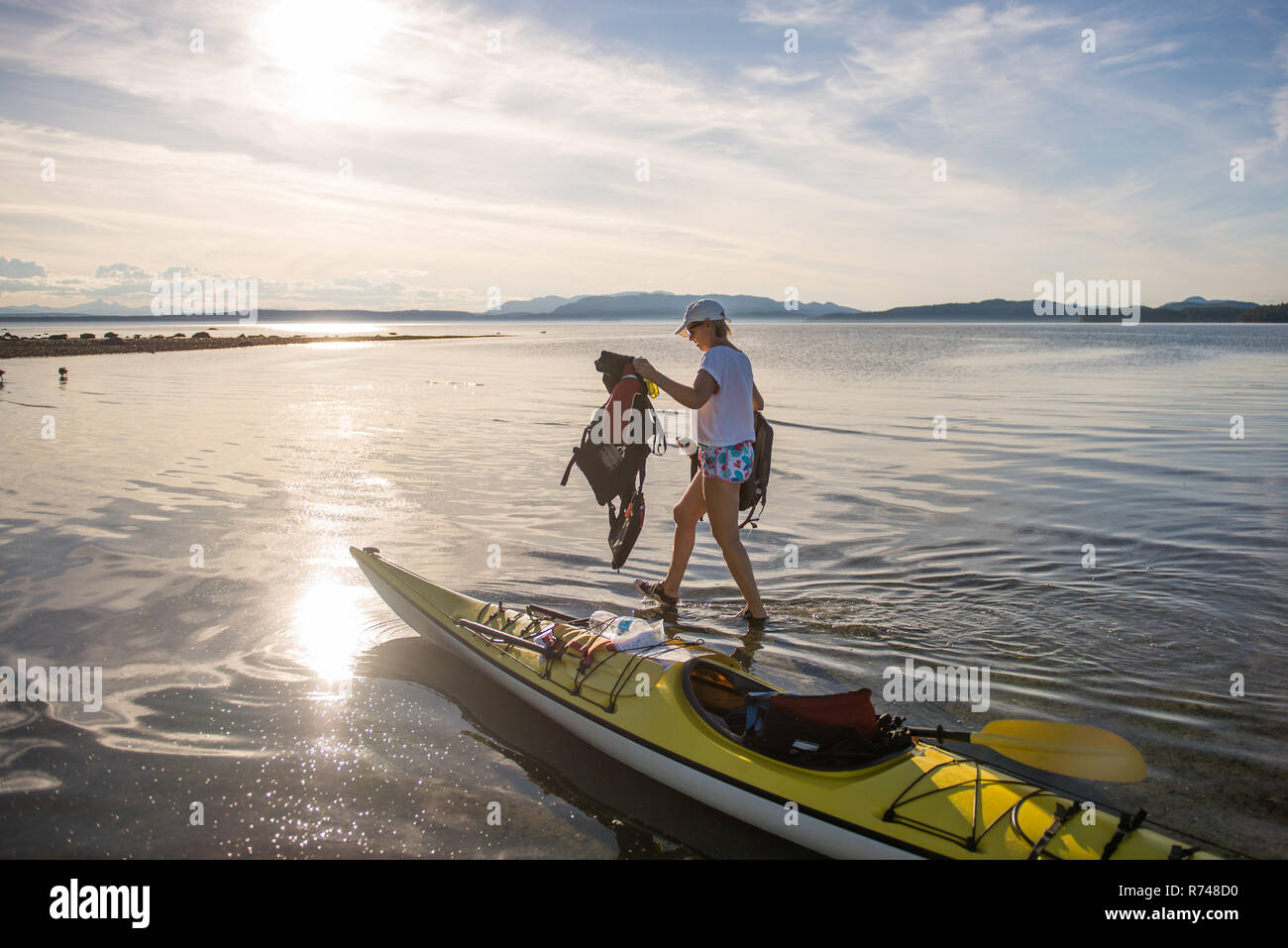 Femelle adulte portant des gilets de kayak Kayak, Quadra Island, Campbell River, Canada Banque D'Images
