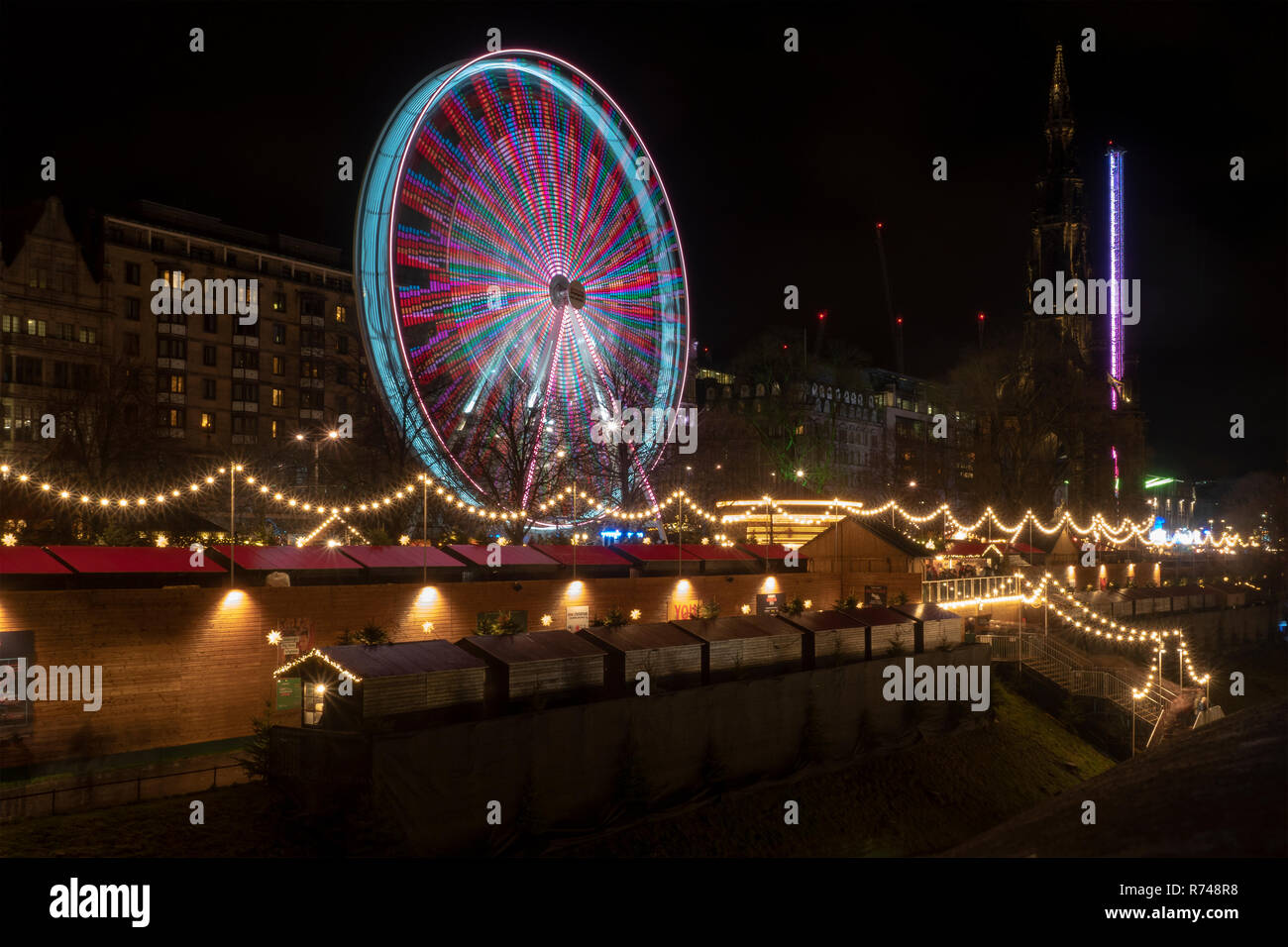 Vue de la nuit de Noël et les marchés à Édimbourg, Écosse Banque D'Images