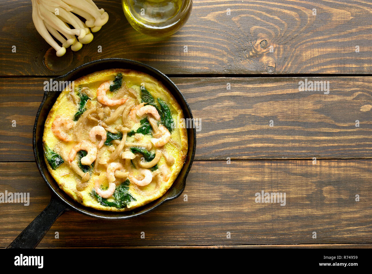 Omelette aux champignons et épinards frittata aux crevettes à frire sur fond de bois avec l'exemplaire de l'espace. Haut de la vue, télévision lay Banque D'Images