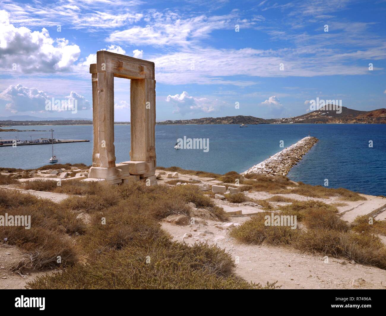 Portara ou temple d'Apollon sur l'île de Palatia à côté de l'île de Naxos, Grèce Banque D'Images