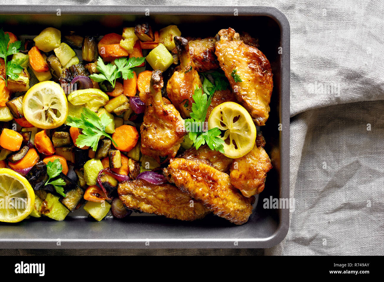 Des légumes grillés avec des ailes de poulet en cuisson. Haut vue, télévision lay Banque D'Images