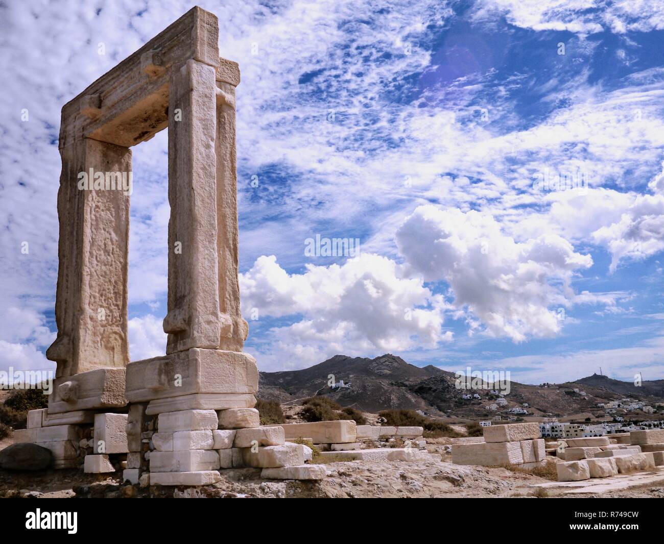 Portara ou temple d'Apollon sur l'île de Palatia à côté de l'île de Naxos, Grèce Banque D'Images