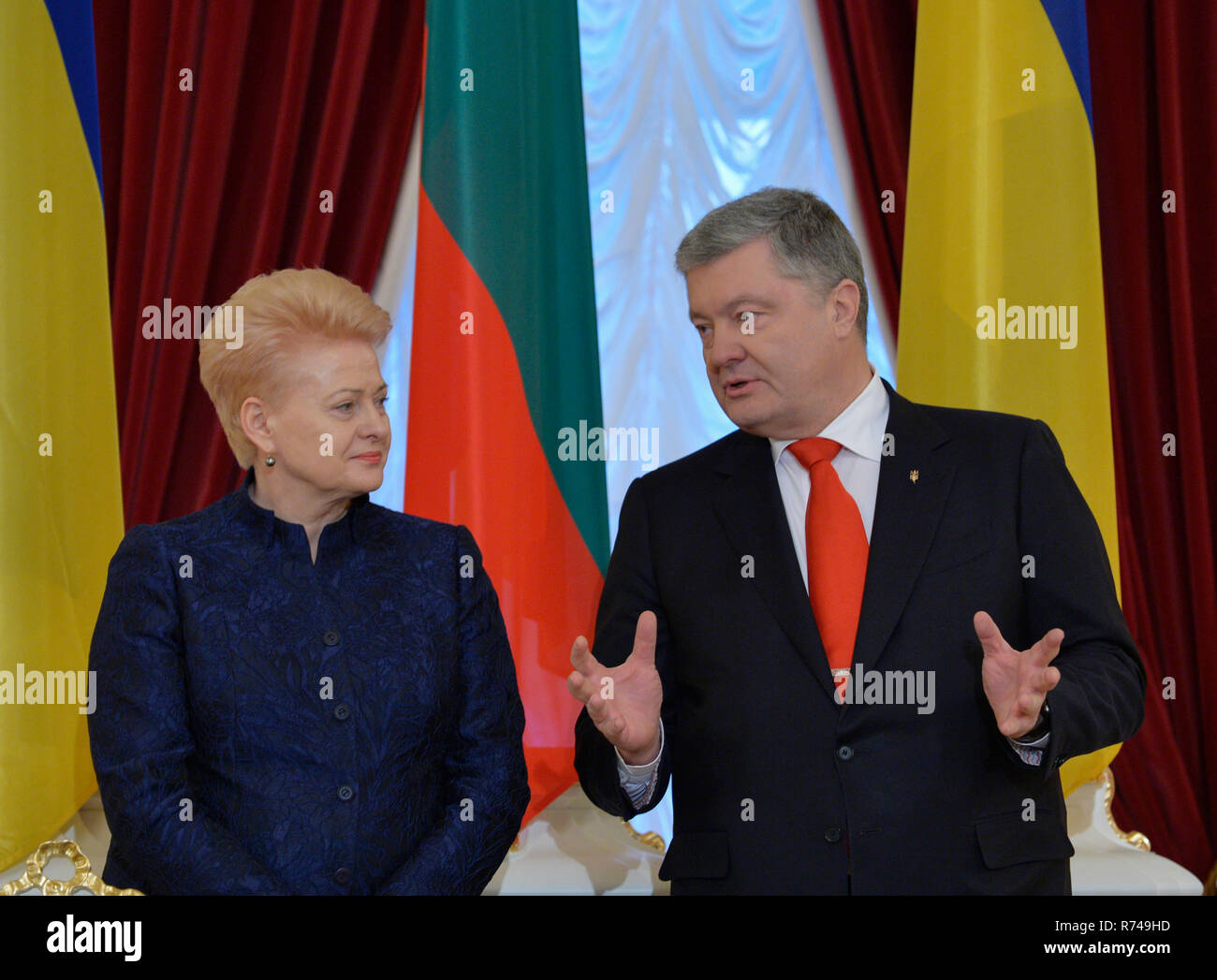 Le Président ukrainien Porochenko vu parler avec le président de la Lituanie Dalia Grybauskaitė lors de leur réunion à Kiev. Banque D'Images