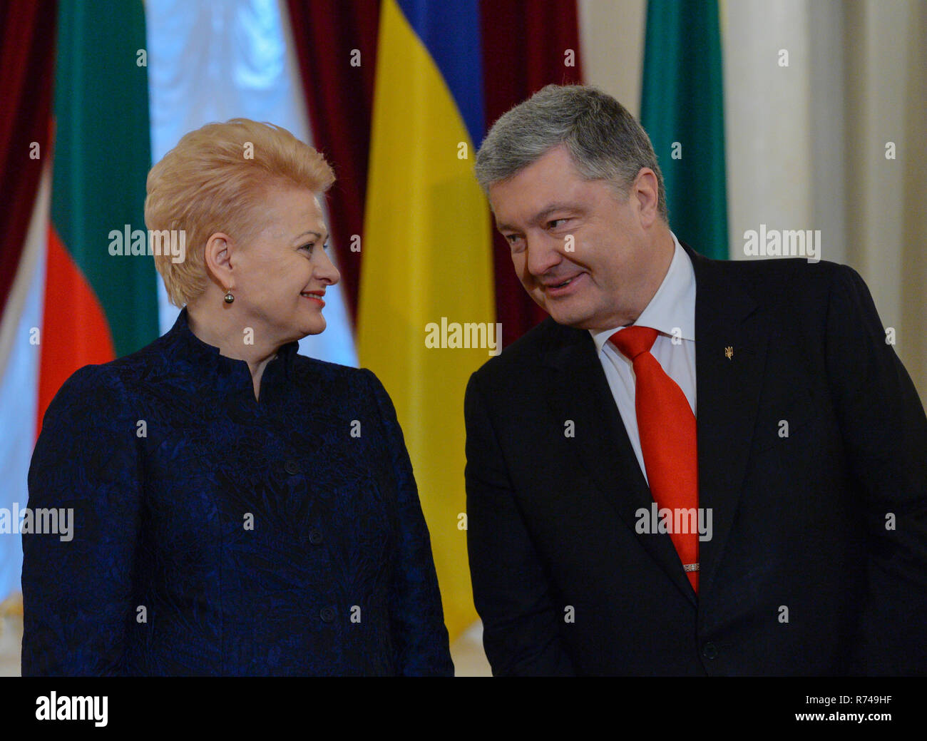 Le Président ukrainien Porochenko vu parler avec le président de la Lituanie Dalia Grybauskaitė lors de leur réunion à Kiev. Banque D'Images