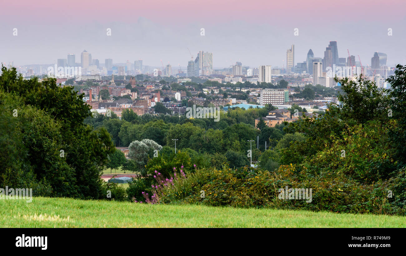 Gratte-ciel de bureaux dans la ville de Londres et les Docklands de quartiers d'affaires sur les toits de Londres, vue de la colline du Parlement, behin Banque D'Images