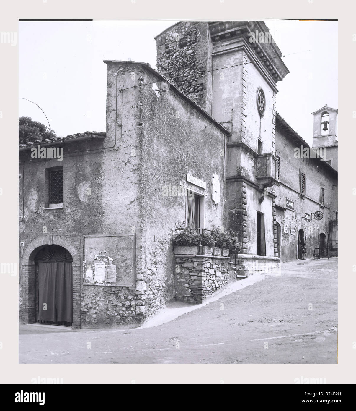 Ombrie Terni Calvi dell'Umbria S. Antonio, c'est mon l'Italie, l'Italie Pays de l'histoire visuelle, de l'extérieur et une vue sur l'intérieur de l'intérieur de l'église haute Renaissance et baroque peintures et sculptures en bois rare d'un groupe de sculptures de 30 chiffres datant du milieu du 16ème siècle. 1984 Photo Banque D'Images