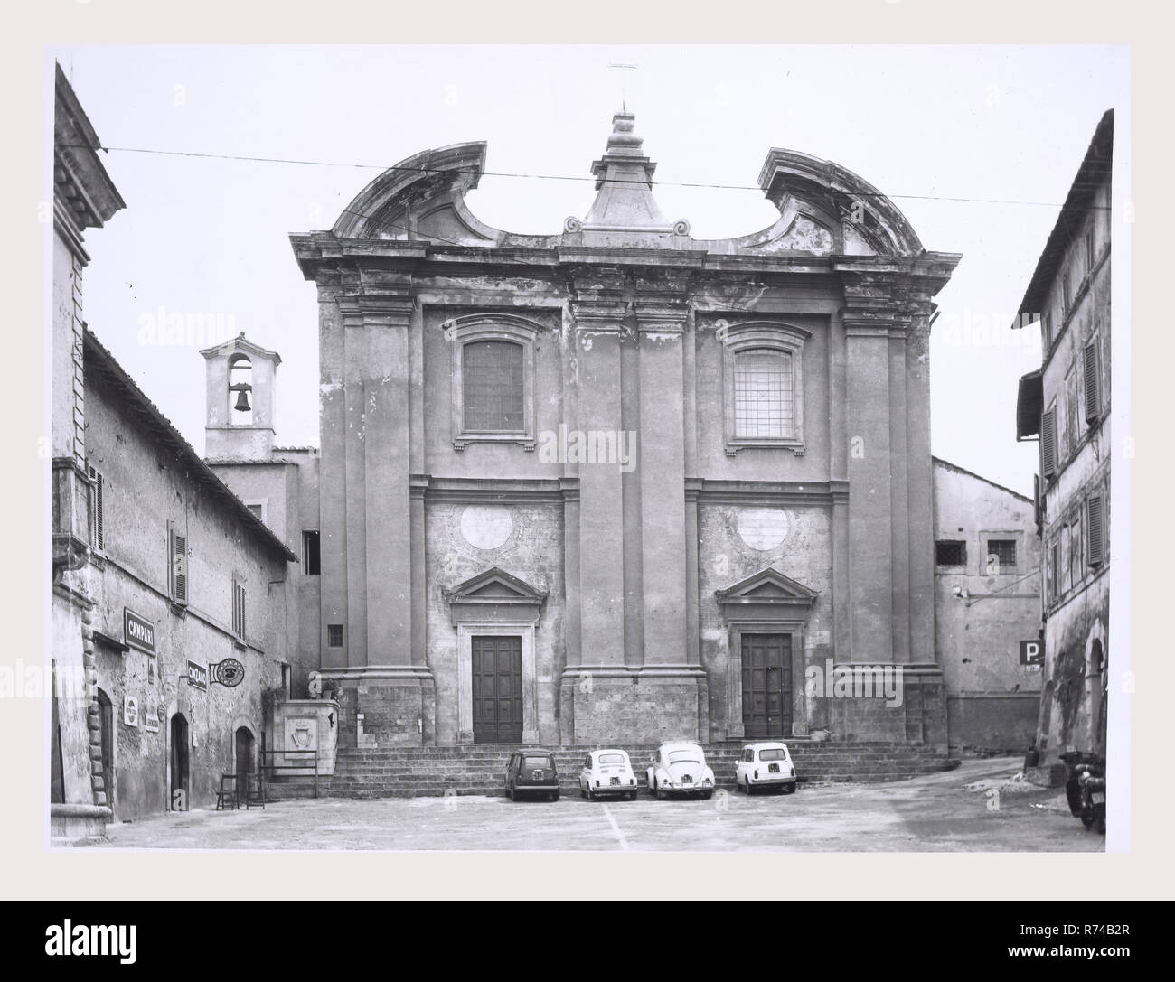 Ombrie Terni Calvi dell'Umbria S. Antonio, c'est mon l'Italie, l'Italie Pays de l'histoire visuelle, de l'extérieur et une vue sur l'intérieur de l'intérieur de l'église haute Renaissance et baroque peintures et sculptures en bois rare d'un groupe de sculptures de 30 chiffres datant du milieu du 16ème siècle. 1984 Photo Banque D'Images