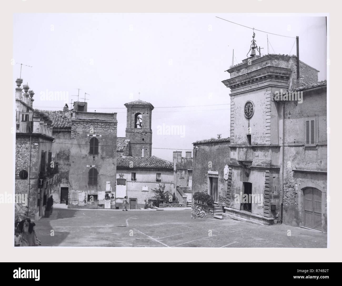Ombrie Terni Calvi dell'Umbria S. Antonio, c'est mon l'Italie, l'Italie Pays de l'histoire visuelle, de l'extérieur et une vue sur l'intérieur de l'intérieur de l'église haute Renaissance et baroque peintures et sculptures en bois rare d'un groupe de sculptures de 30 chiffres datant du milieu du 16ème siècle. 1984 Photo Banque D'Images