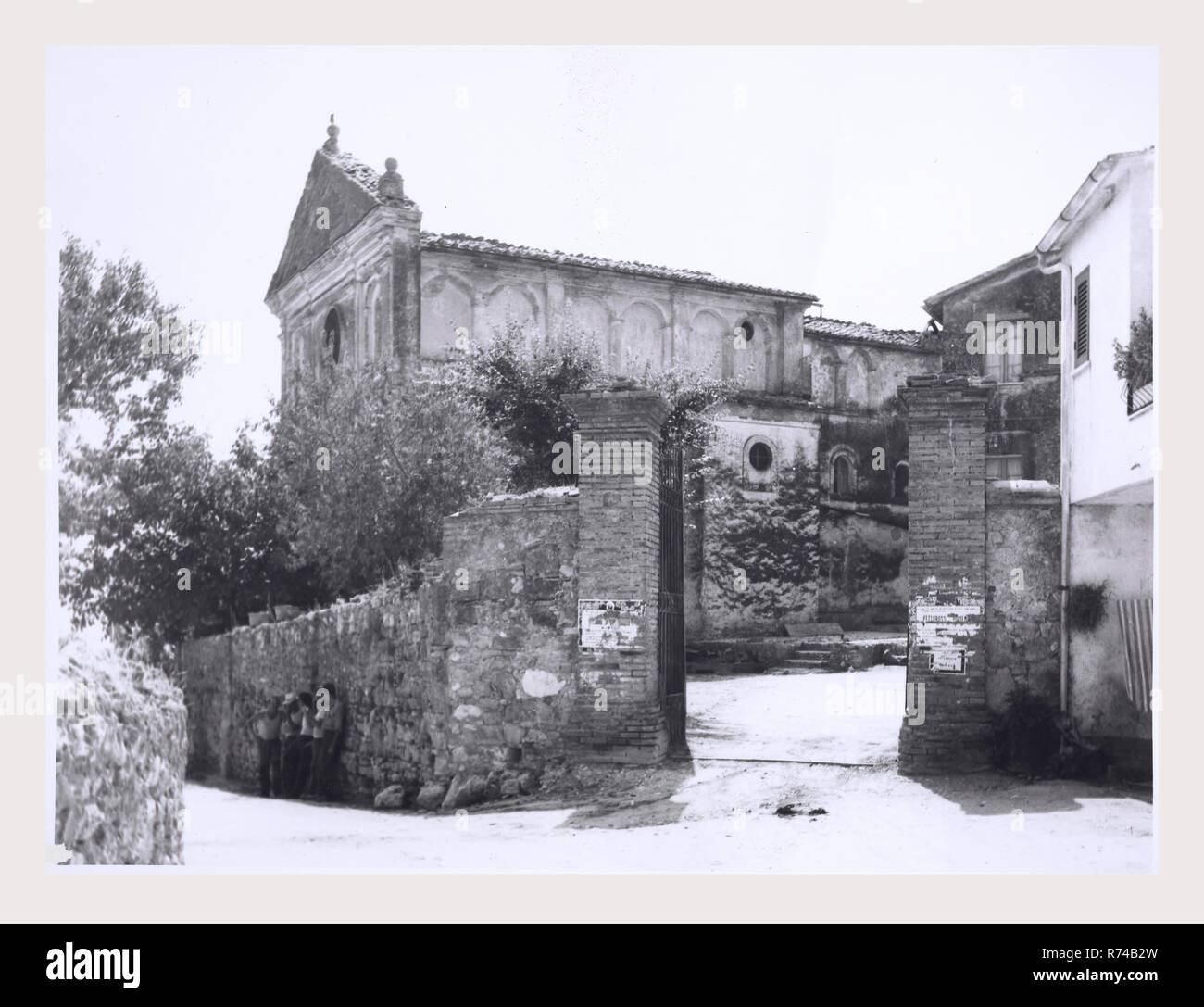 Ombrie Terni Calvi dell'Umbria S. Antonio, c'est mon l'Italie, l'Italie Pays de l'histoire visuelle, de l'extérieur et une vue sur l'intérieur de l'intérieur de l'église haute Renaissance et baroque peintures et sculptures en bois rare d'un groupe de sculptures de 30 chiffres datant du milieu du 16ème siècle. 1984 Photo Banque D'Images