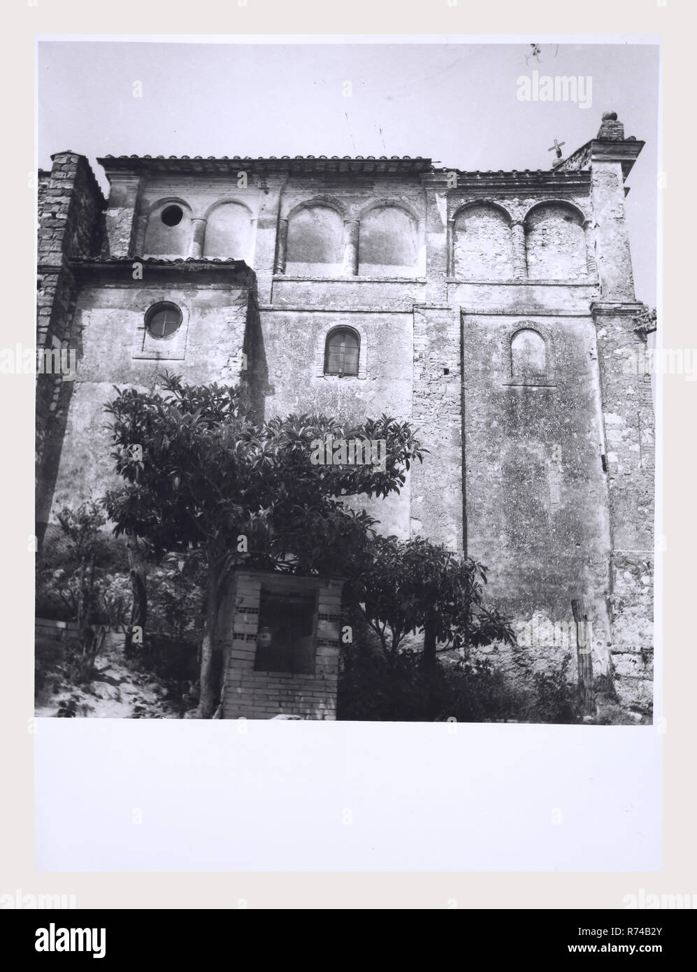 Ombrie Terni Calvi dell'Umbria S. Antonio, c'est mon l'Italie, l'Italie Pays de l'histoire visuelle, de l'extérieur et une vue sur l'intérieur de l'intérieur de l'église haute Renaissance et baroque peintures et sculptures en bois rare d'un groupe de sculptures de 30 chiffres datant du milieu du 16ème siècle. 1984 Photo Banque D'Images