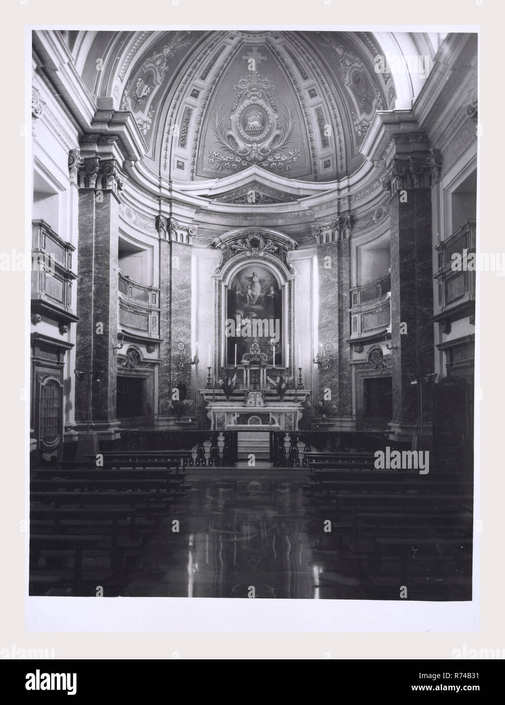 Ombrie Terni Calvi dell'Umbria S. Antonio, c'est mon l'Italie, l'Italie Pays de l'histoire visuelle, de l'extérieur et une vue sur l'intérieur de l'intérieur de l'église haute Renaissance et baroque peintures et sculptures en bois rare d'un groupe de sculptures de 30 chiffres datant du milieu du 16ème siècle. 1984 Photo Banque D'Images