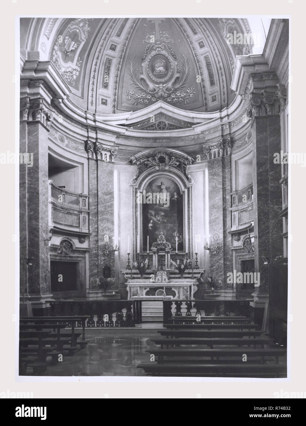 Ombrie Terni Calvi dell'Umbria S. Antonio, c'est mon l'Italie, l'Italie Pays de l'histoire visuelle, de l'extérieur et une vue sur l'intérieur de l'intérieur de l'église haute Renaissance et baroque peintures et sculptures en bois rare d'un groupe de sculptures de 30 chiffres datant du milieu du 16ème siècle. 1984 Photo Banque D'Images