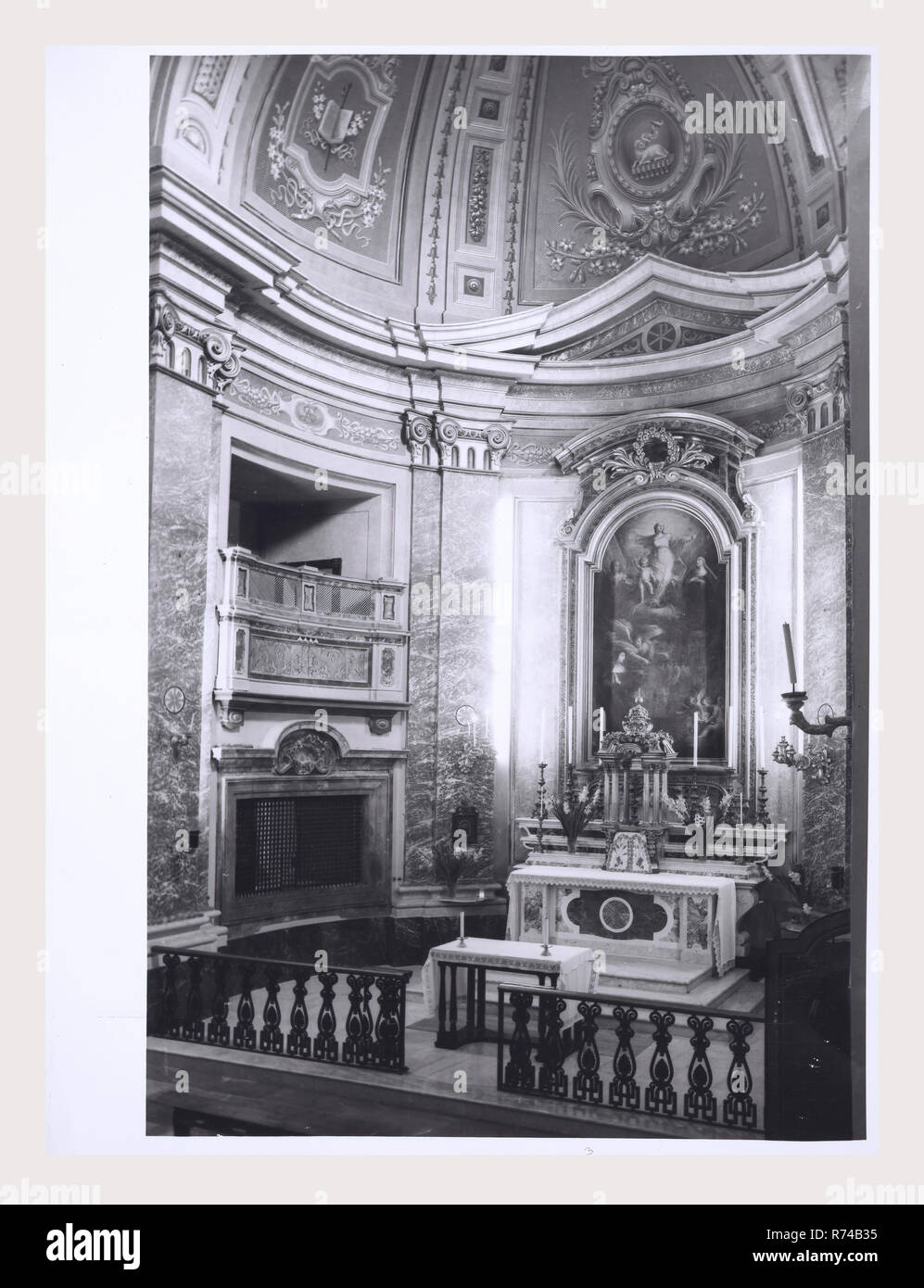 Ombrie Terni Calvi dell'Umbria S. Antonio, c'est mon l'Italie, l'Italie Pays de l'histoire visuelle, de l'extérieur et une vue sur l'intérieur de l'intérieur de l'église haute Renaissance et baroque peintures et sculptures en bois rare d'un groupe de sculptures de 30 chiffres datant du milieu du 16ème siècle. 1984 Photo Banque D'Images
