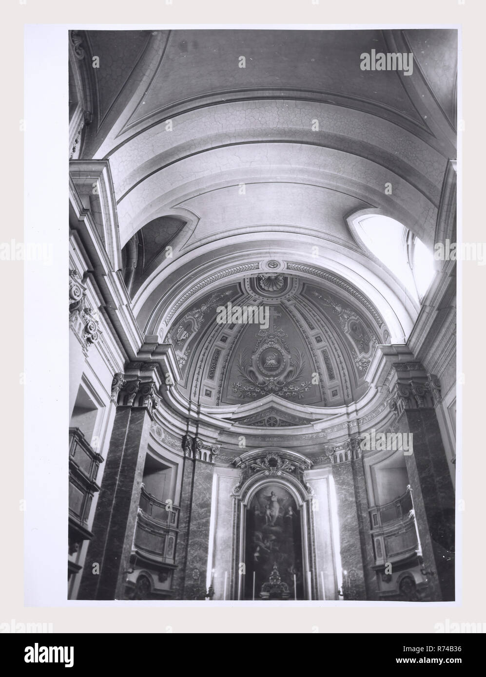 Ombrie Terni Calvi dell'Umbria S. Antonio, c'est mon l'Italie, l'Italie Pays de l'histoire visuelle, de l'extérieur et une vue sur l'intérieur de l'intérieur de l'église haute Renaissance et baroque peintures et sculptures en bois rare d'un groupe de sculptures de 30 chiffres datant du milieu du 16ème siècle. 1984 Photo Banque D'Images