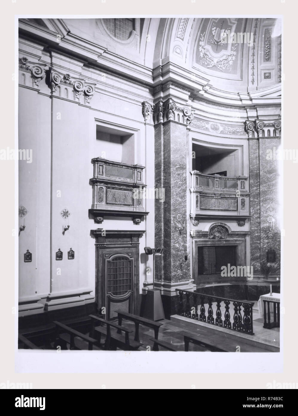 Ombrie Terni Calvi dell'Umbria S. Antonio, c'est mon l'Italie, l'Italie Pays de l'histoire visuelle, de l'extérieur et une vue sur l'intérieur de l'intérieur de l'église haute Renaissance et baroque peintures et sculptures en bois rare d'un groupe de sculptures de 30 chiffres datant du milieu du 16ème siècle. 1984 Photo Banque D'Images