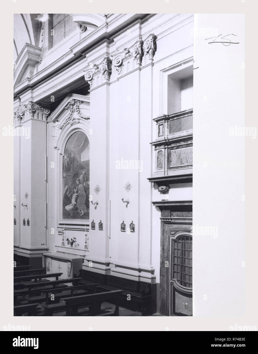 Ombrie Terni Calvi dell'Umbria S. Antonio, c'est mon l'Italie, l'Italie Pays de l'histoire visuelle, de l'extérieur et une vue sur l'intérieur de l'intérieur de l'église haute Renaissance et baroque peintures et sculptures en bois rare d'un groupe de sculptures de 30 chiffres datant du milieu du 16ème siècle. 1984 Photo Banque D'Images