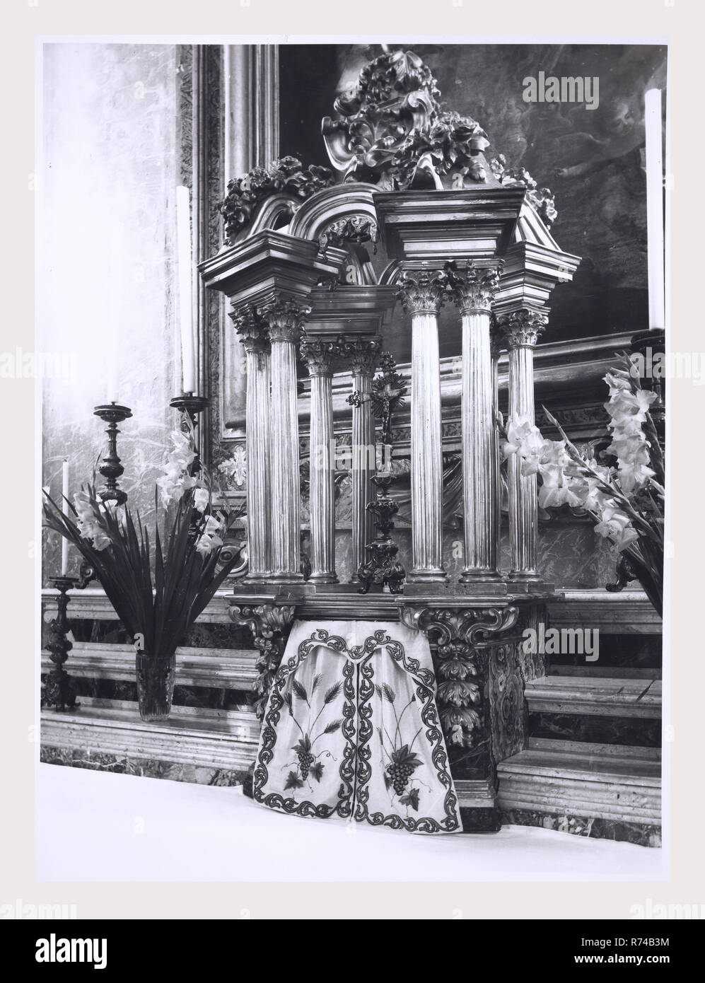Ombrie Terni Calvi dell'Umbria S. Antonio, c'est mon l'Italie, l'Italie Pays de l'histoire visuelle, de l'extérieur et une vue sur l'intérieur de l'intérieur de l'église haute Renaissance et baroque peintures et sculptures en bois rare d'un groupe de sculptures de 30 chiffres datant du milieu du 16ème siècle. 1984 Photo Banque D'Images