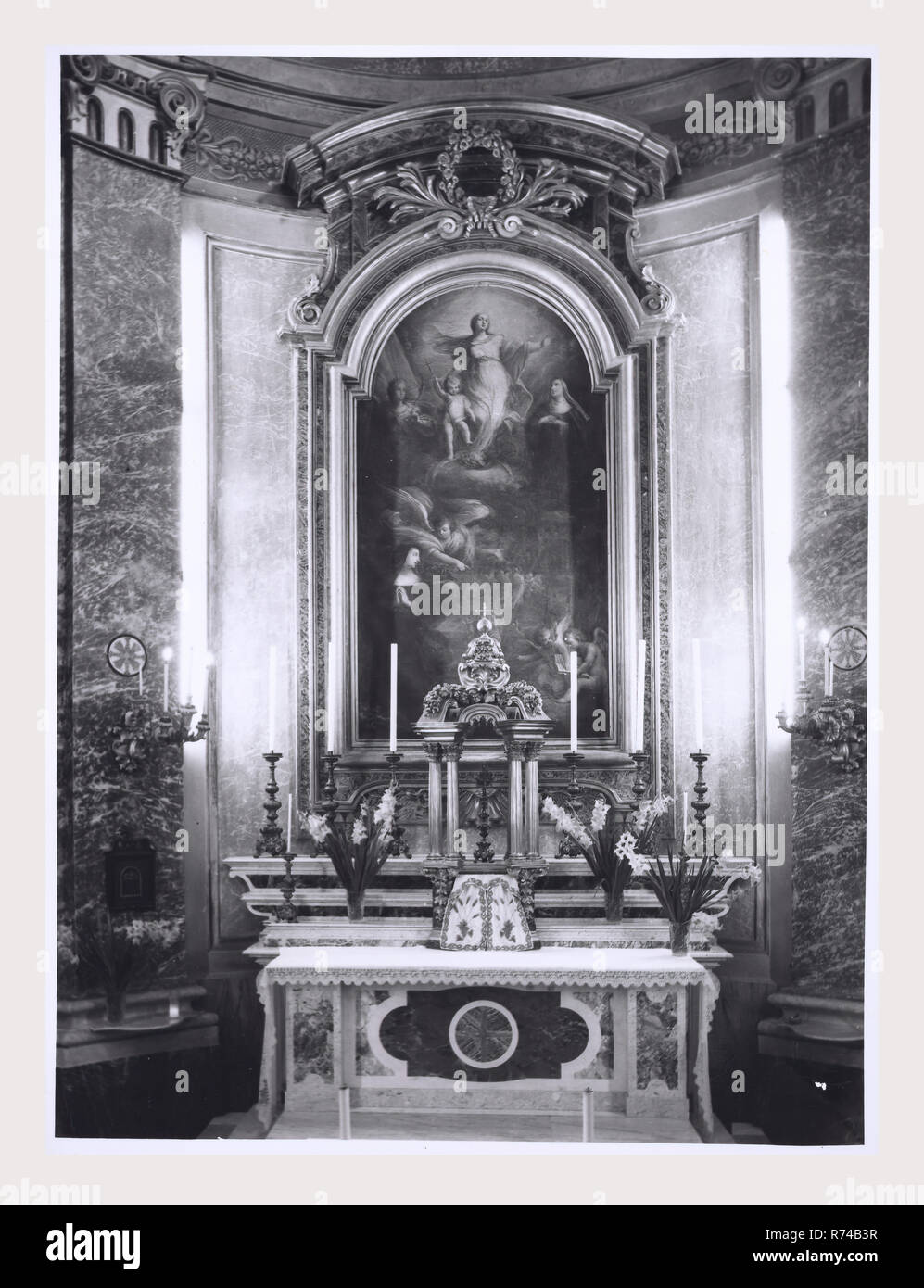 Ombrie Terni Calvi dell'Umbria S. Antonio, c'est mon l'Italie, l'Italie Pays de l'histoire visuelle, de l'extérieur et une vue sur l'intérieur de l'intérieur de l'église haute Renaissance et baroque peintures et sculptures en bois rare d'un groupe de sculptures de 30 chiffres datant du milieu du 16ème siècle. 1984 Photo Banque D'Images