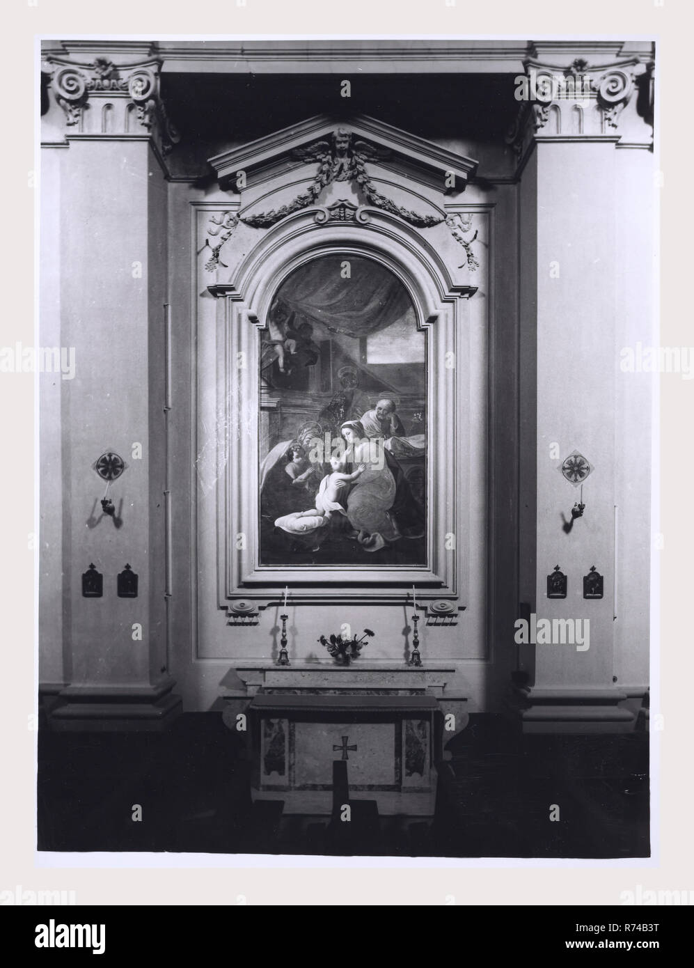 Ombrie Terni Calvi dell'Umbria S. Antonio, c'est mon l'Italie, l'Italie Pays de l'histoire visuelle, de l'extérieur et une vue sur l'intérieur de l'intérieur de l'église haute Renaissance et baroque peintures et sculptures en bois rare d'un groupe de sculptures de 30 chiffres datant du milieu du 16ème siècle. 1984 Photo Banque D'Images