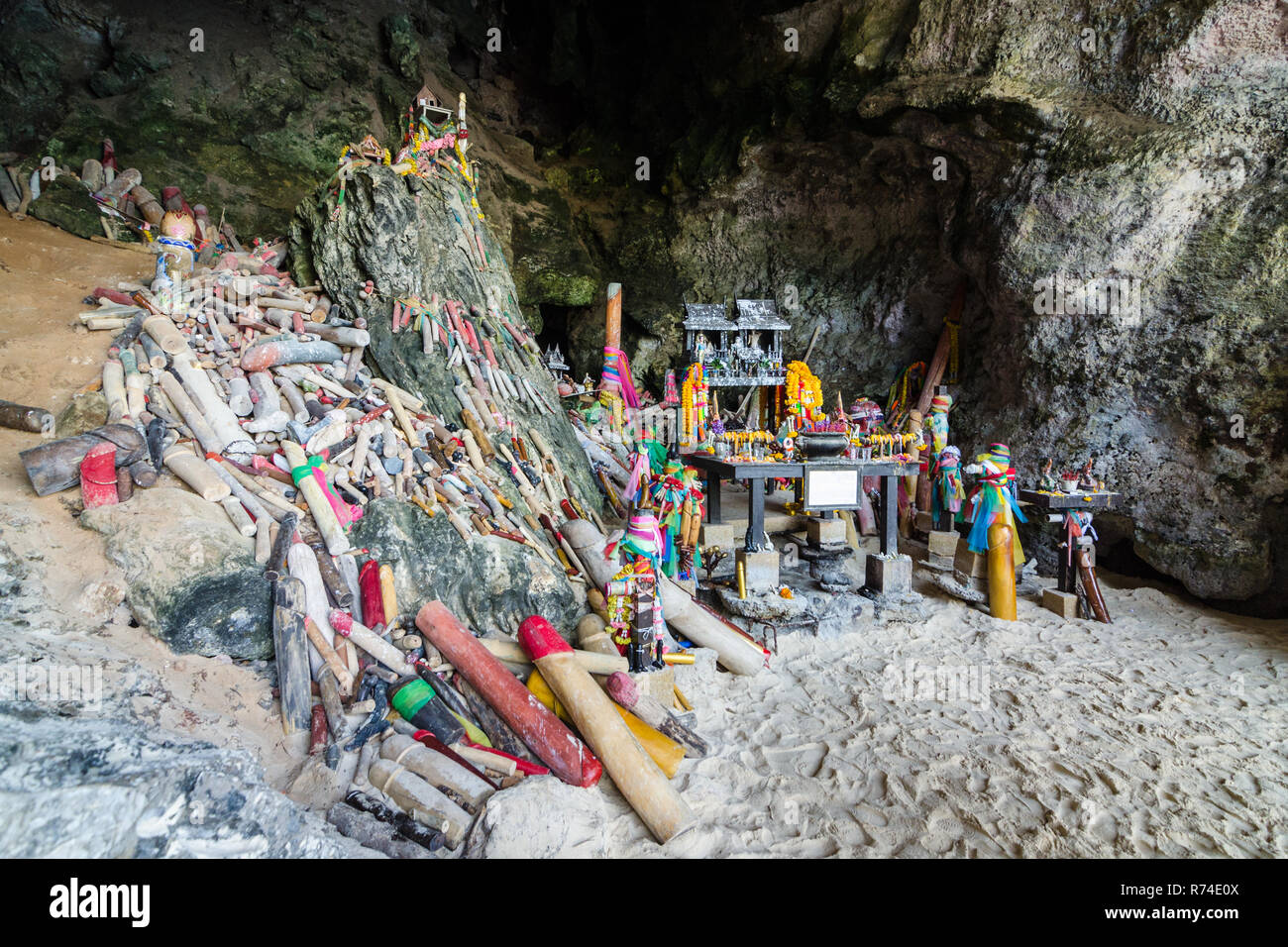 Grotte de Phra Nang Princess, Railay Beach, Thaïlande Banque D'Images