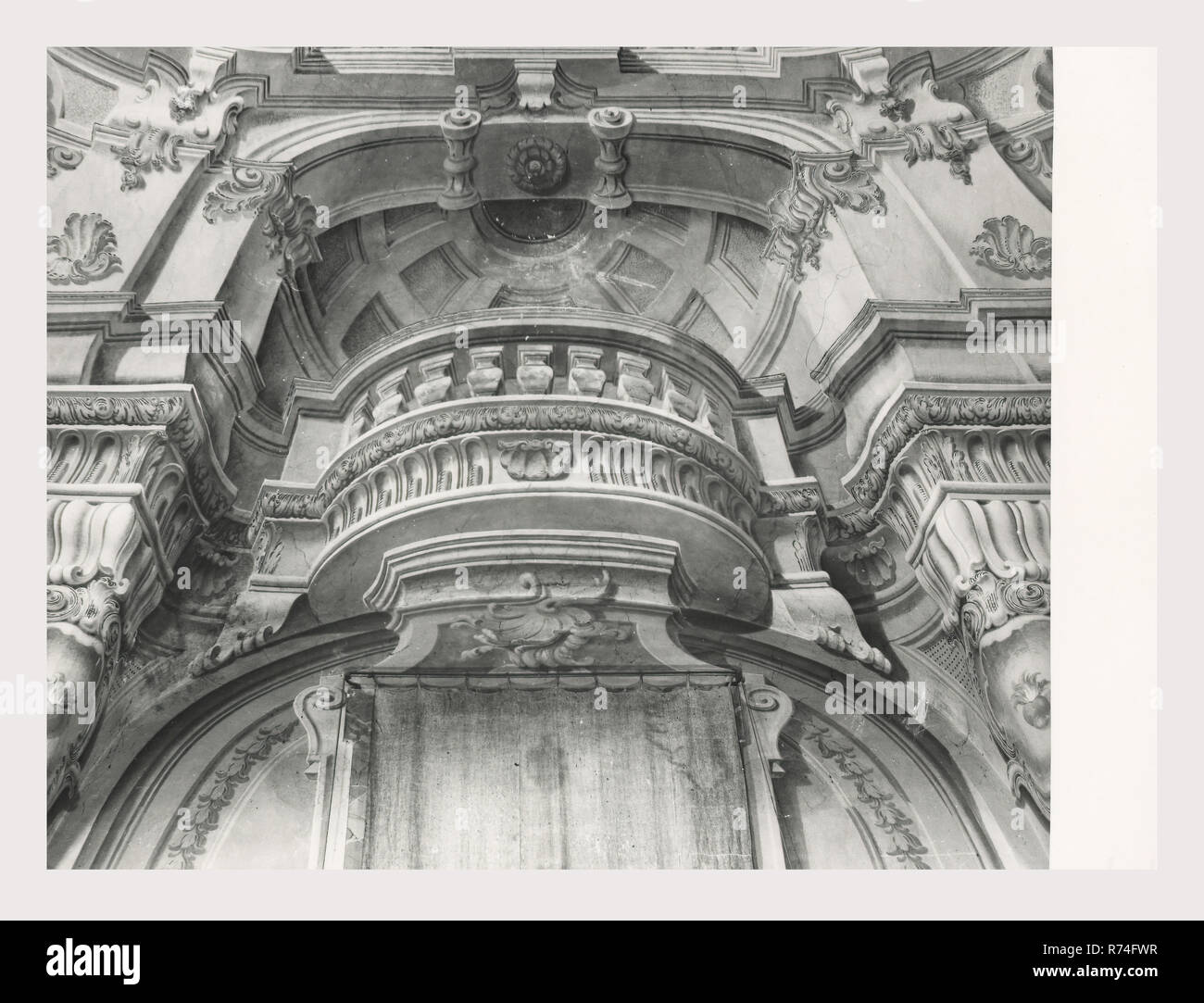 Ombrie Terni Amelia S. Monica, c'est mon l'Italie, l'Italie Pays de l'histoire visuelle, de l'église d'origine médiévale du 14e siècle, 17e siècle reconstruite après un tremblement de terre. Architecture baroque des fragments de fresques de peinture intérieure organ loft Banque D'Images