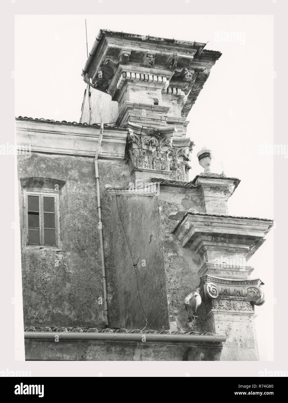 Amelia Ombrie Terni Cathédrale, c'est mon l'Italie, l'Italie Pays de l'histoire visuelle, pierres tombales médiévales, fonts baptismaux. L'église romane d'origine médiévale entièrement rénové 1640. Architecture, sculpture architecturale, vues de l'intérieur, y compris l'autel et l'orgue, fonts baptismaux, tombes, chaussée par Sangallo, peintures, fresques. Une large couverture de l'extérieur, l'intérieur nefs et autels, tombeaux chapelle et peintures. Banque D'Images