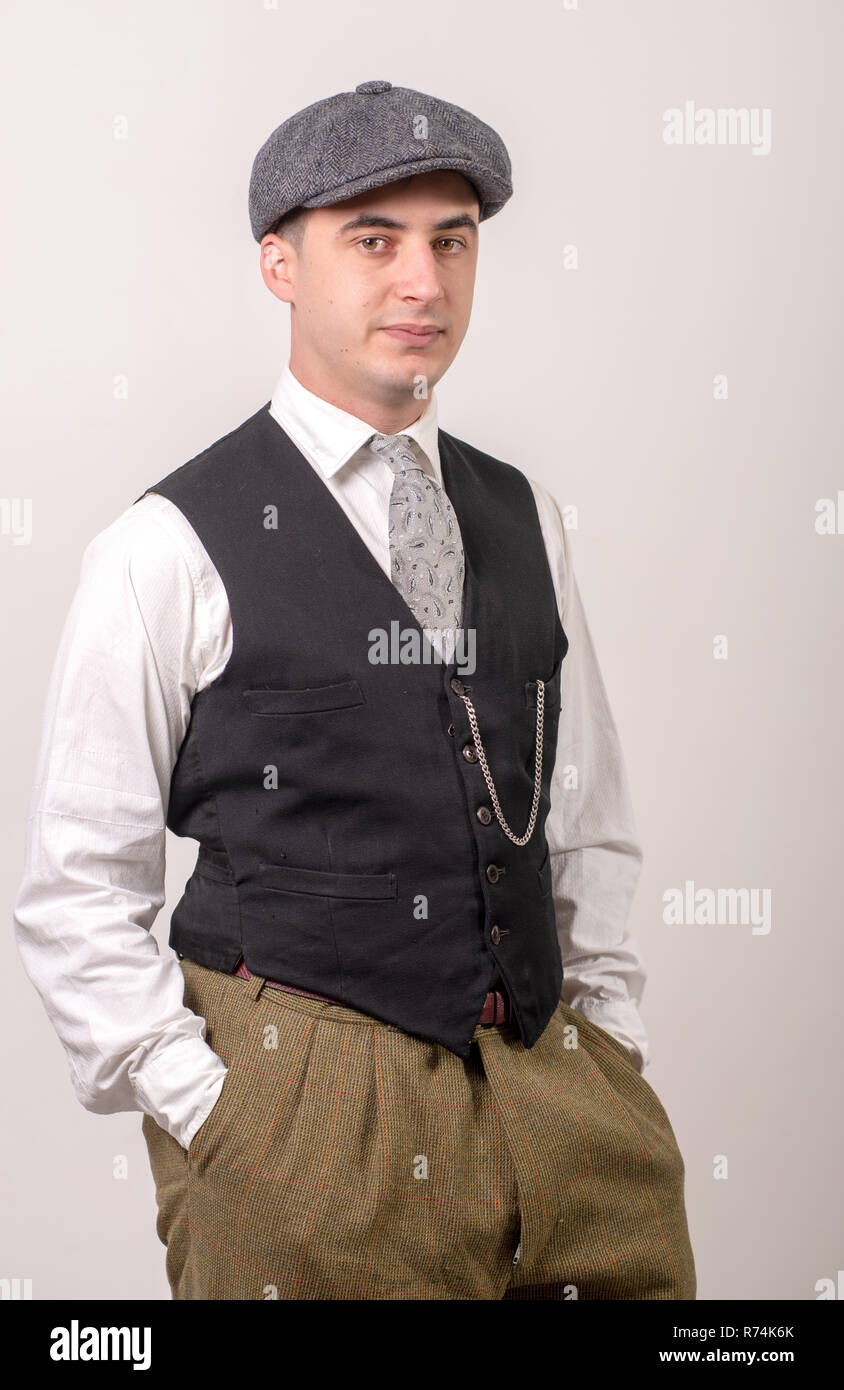 Jeune homme de vêtements rétro avec chapeau, style 1940 Photo Stock - Alamy