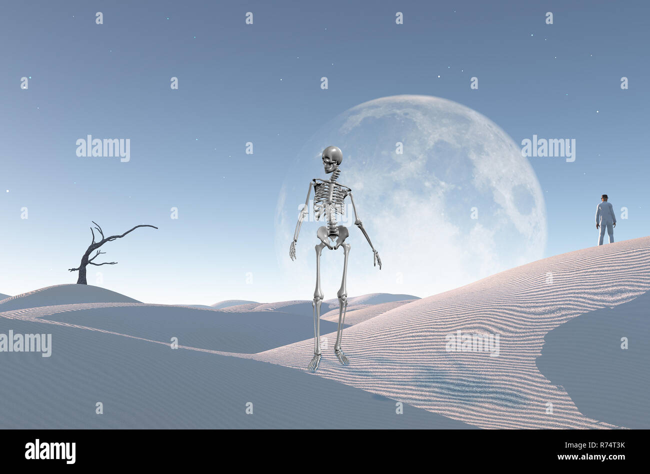 Désert blanc surréaliste avec arbre sec, grande lune à l'horizon. L'homme en costume blanc et bowler se dresse sur une dune de sable. Squelette symbolise la mort. Banque D'Images