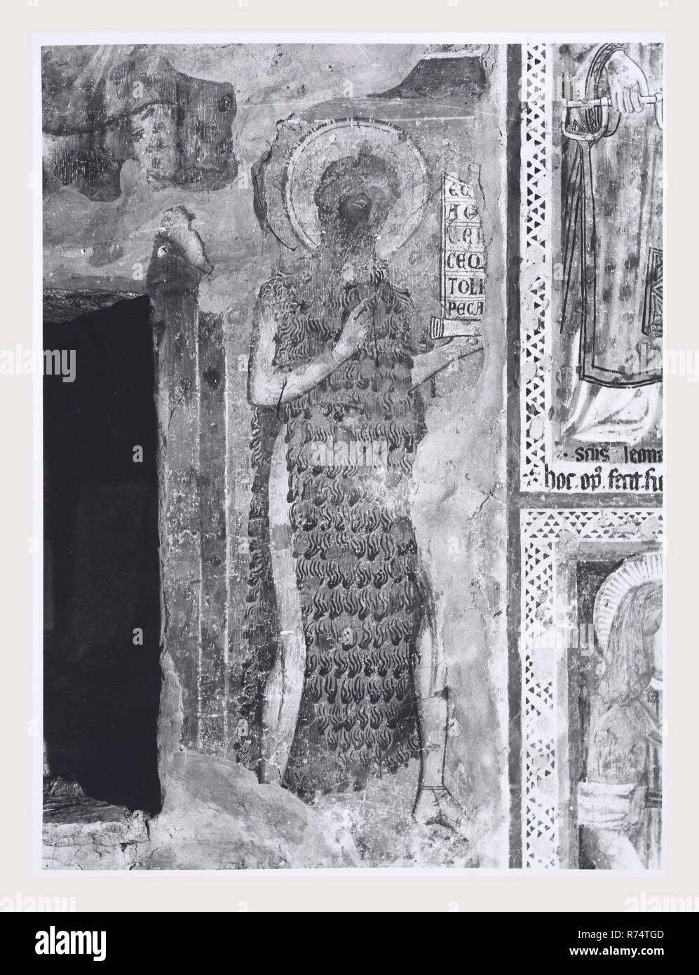 Ombrie Perugia Spoleto SS. Giovanni e Paolo, c'est mon l'Italie, l'Italie Pays de l'histoire visuelle, une vue sur l'intérieur de l'église du 12ème siècle tous l'accent sur les fresques fin 12e-14e siècles. Fresco sujets comprennent l'une des premières représentations documentées de Saint François le martyre de saint Thomas Becket de Canterbury banquet d'Hérode Saint Jean et Saint Paul décapité portes à Paradise Crucifixion Saint Jean Baptiste la Madone et lEnfant ont intronisé comme le pape Saint Grégoire et Saint, Saint Antoine de Padoue Saint Alo, rue Ste-Catherine Jerome Saint-laurent Saint Ansano Saint Michel terrassant le dragon Marga Banque D'Images