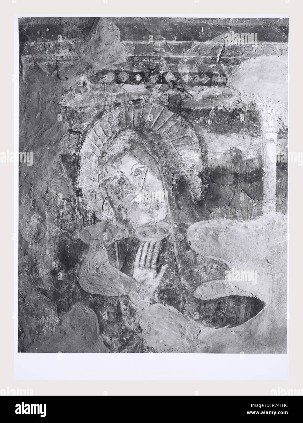 Ombrie Perugia Spoleto SS. Giovanni e Paolo, c'est mon l'Italie, l'Italie Pays de l'histoire visuelle, une vue sur l'intérieur de l'église du 12ème siècle tous l'accent sur les fresques fin 12e-14e siècles. Fresco sujets comprennent l'une des premières représentations documentées de Saint François le martyre de saint Thomas Becket de Canterbury banquet d'Hérode Saint Jean et Saint Paul décapité portes à Paradise Crucifixion Saint Jean Baptiste la Madone et lEnfant ont intronisé comme le pape Saint Grégoire et Saint, Saint Antoine de Padoue Saint Alo, rue Ste-Catherine Jerome Saint-laurent Saint Ansano Saint Michel terrassant le dragon Marga Banque D'Images