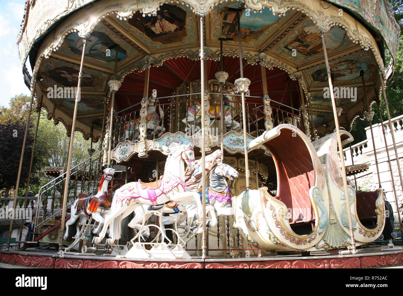 Paris, France/Octobre 2014 : Un carrousel vintage ornée dans un parc à Montmartre. Banque D'Images