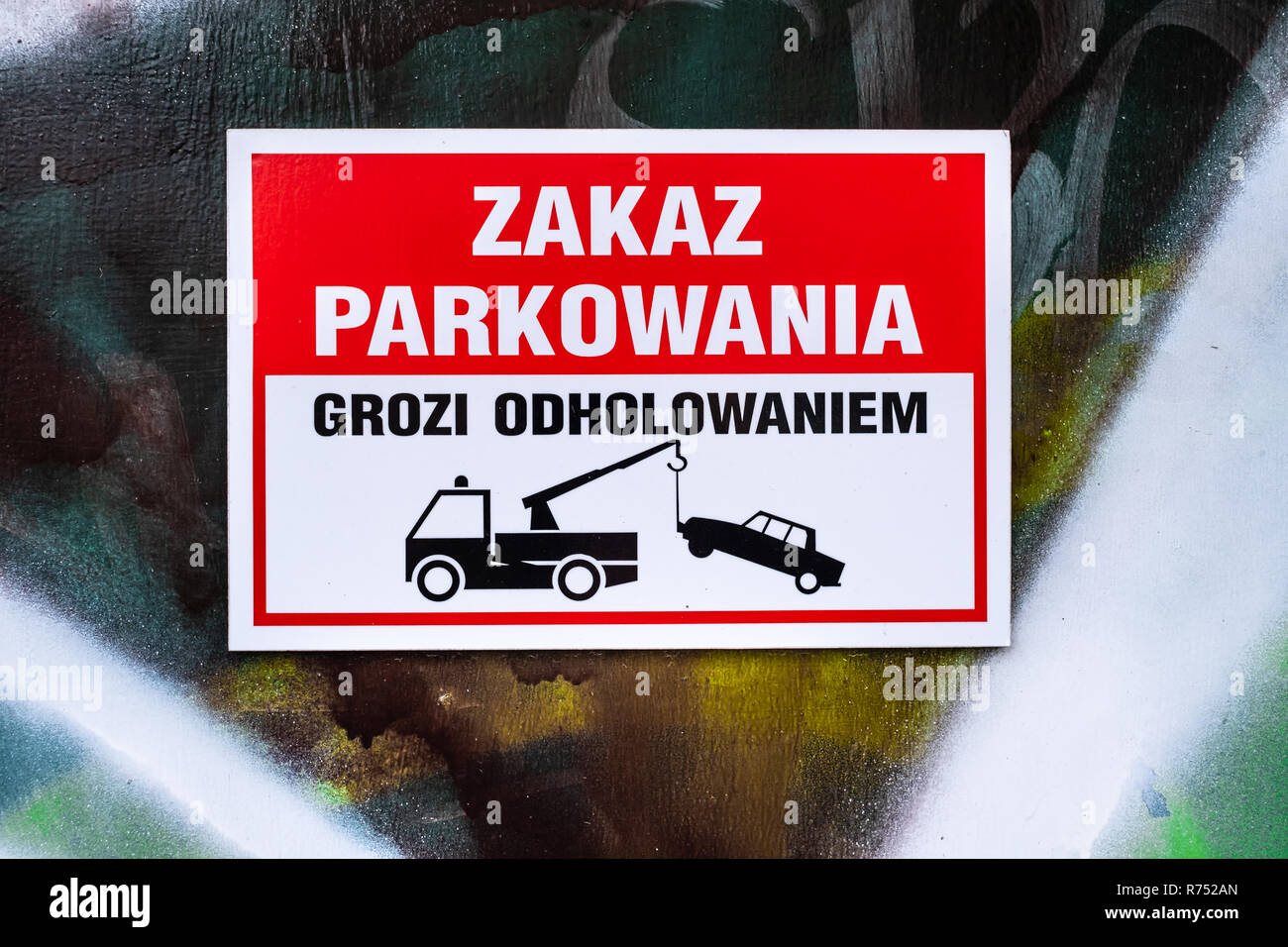Pas de stationnement et de remorquage panneau d'avertissement en langue polonaise, Varsovie, Pologne. Banque D'Images