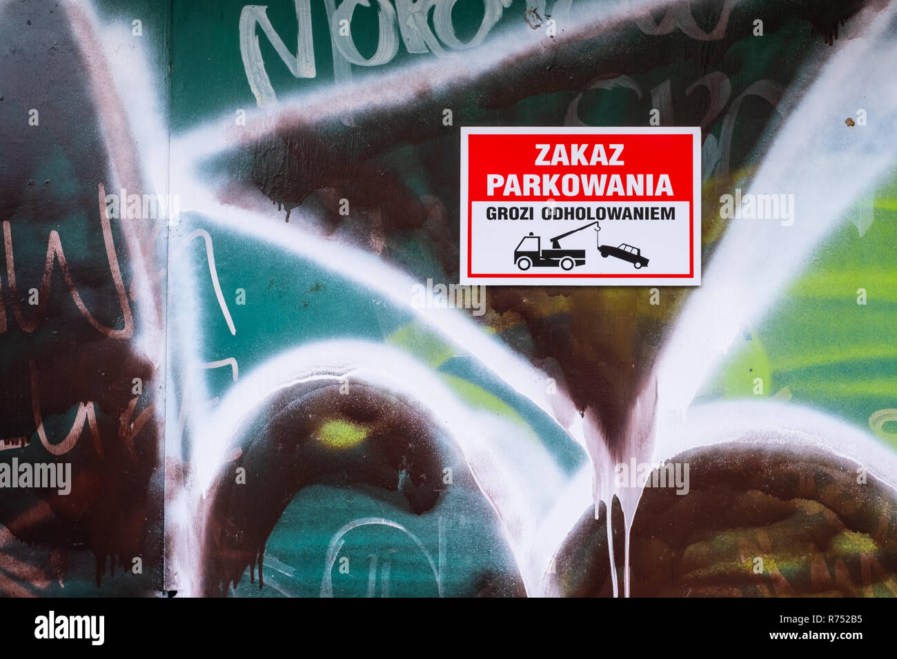Pas de stationnement et de remorquage panneau d'avertissement en langue polonaise, Varsovie, Pologne. Banque D'Images