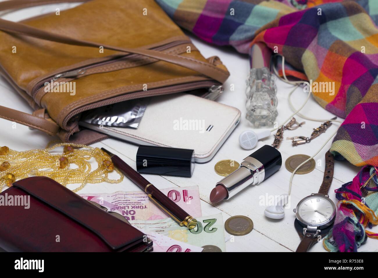 Accessoires. contenu du sac à main femme - porte-monnaie, clés, téléphone,  rouge à lèvres, parfum Photo Stock - Alamy