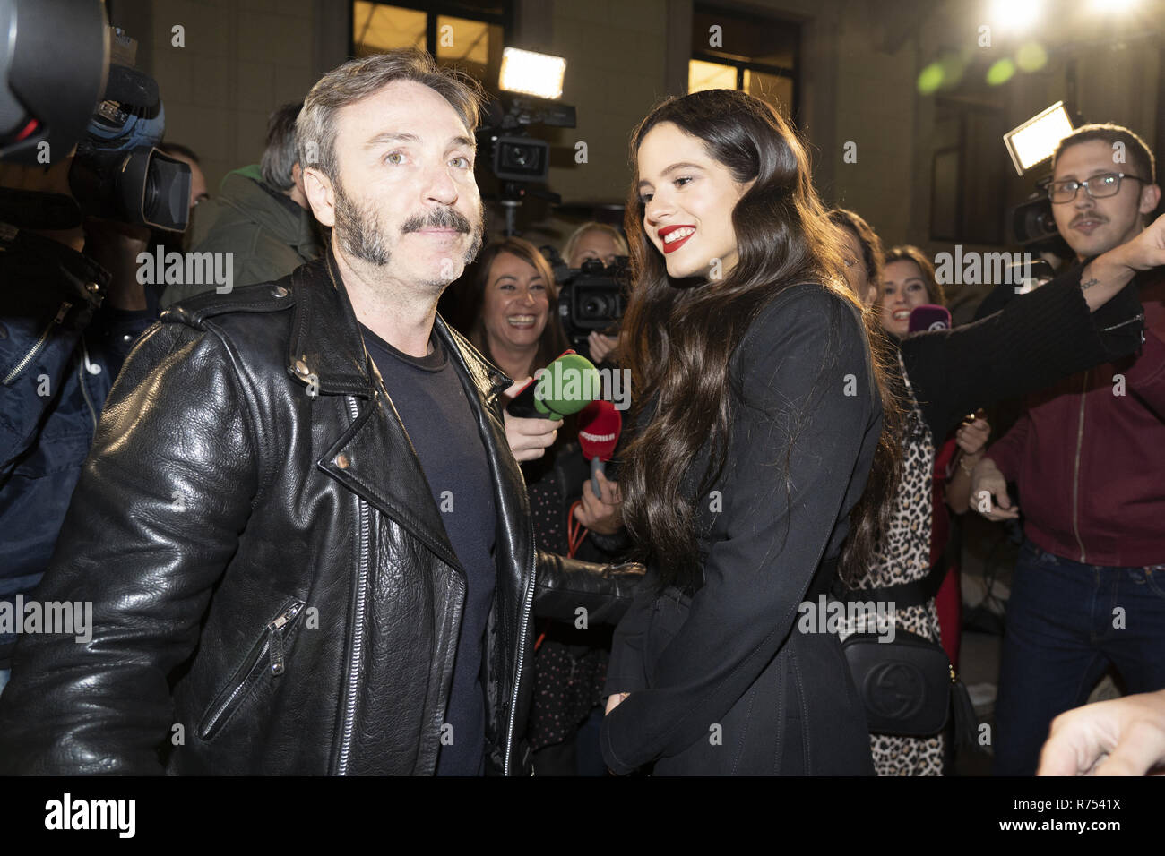 Chanteur Espagnol Rosalia Présente Rouge Pur Couture Le Slim