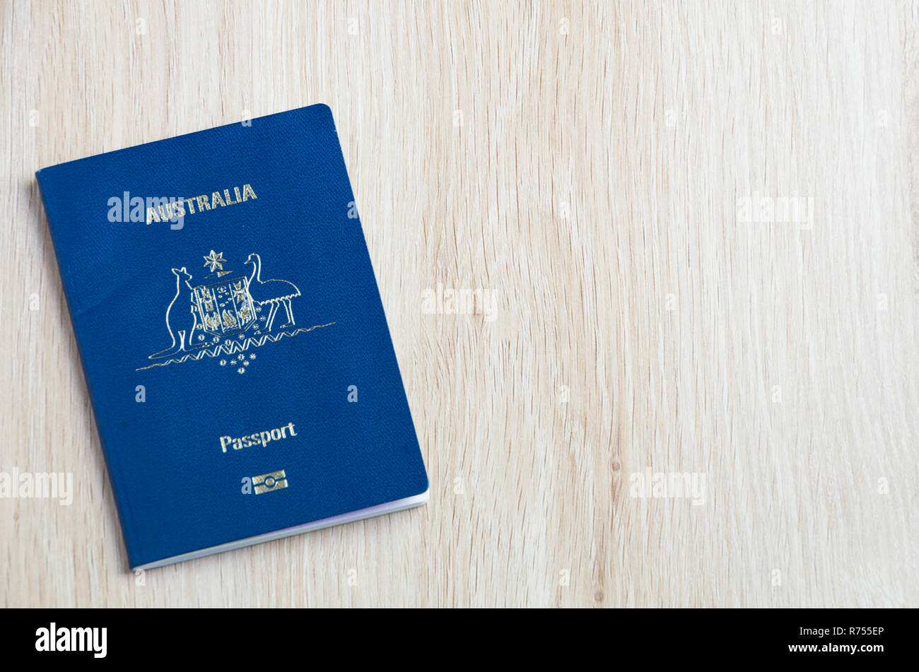 Passeport australien sur un fond blanc avec de l'espace vide Banque D'Images