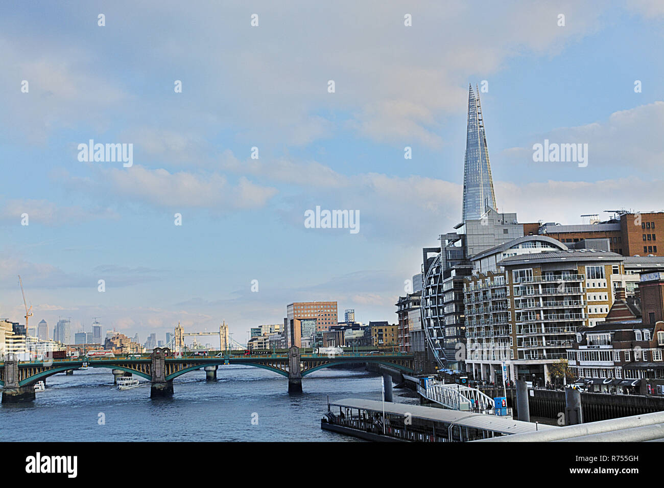 Panorama de Londres 2018. Le Pont de Londres et le Tower Bridge. Banque D'Images