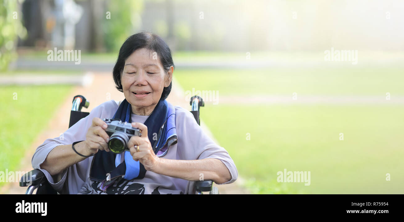 Femme âgée vous détendre avec hobby in backyard Banque D'Images