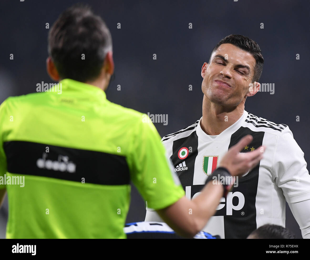 Turin. 7 Décembre, 2018. La Juventus FC' Cristiano Ronaldo (R) réagit au cours de la Serie A match de foot entre FC Juventus et l'Inter de Milan à Turin, Italie, Dec.7, 2018. La Juventus FC a gagné 1-0. Credit : Alberto Lingria/Xinhua/Alamy Live News Banque D'Images