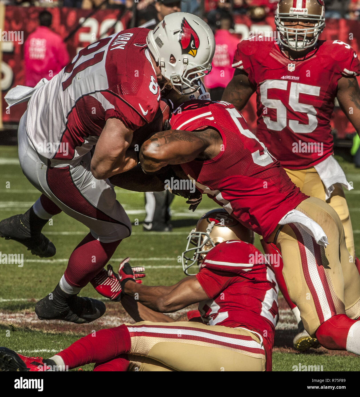 San Francisco, Californie, USA. 13 Oct, 2013. San Francisco 49ers à l'intérieur de secondeur NaVorro Bowman (53) arrête Arizona Cardinals tight end Jim Dray (81) le dimanche, Octobre 13, 2013 à San Francisco, Californie. Les 49ers défait les cardinaux 32-20. Crédit : Al Golub/ZUMA/Alamy Fil Live News Banque D'Images