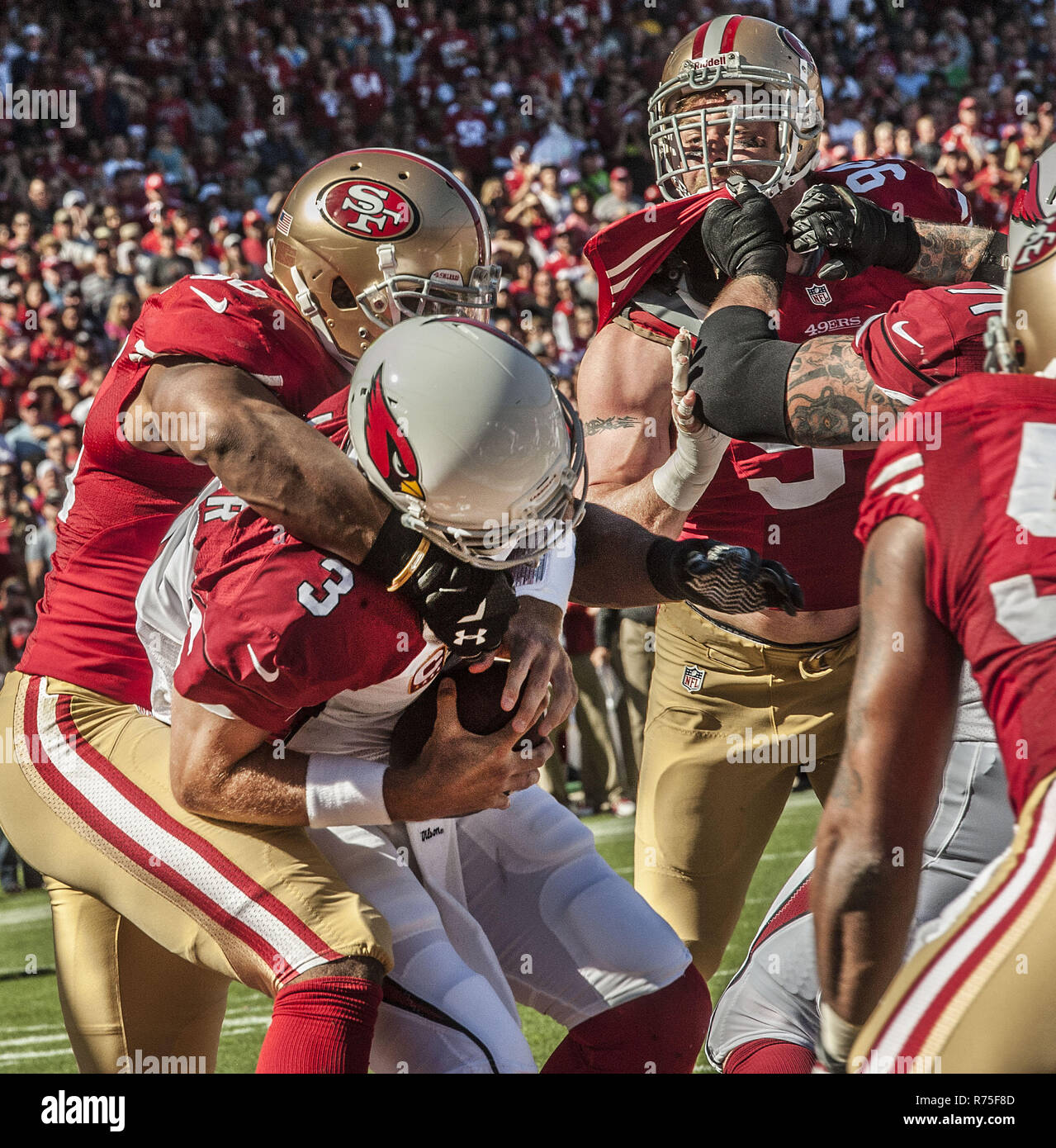 San Francisco, Californie, USA. 13 Oct, 2013. San Francisco 49ers de secondeur Corey Lemonier (96) sacs Arizona Cardinals quart-arrière Carson Palmer (3) le dimanche, Octobre 13, 2013 à San Francisco, Californie. Les 49ers défait les cardinaux 32-20. Crédit : Al Golub/ZUMA/Alamy Fil Live News Banque D'Images