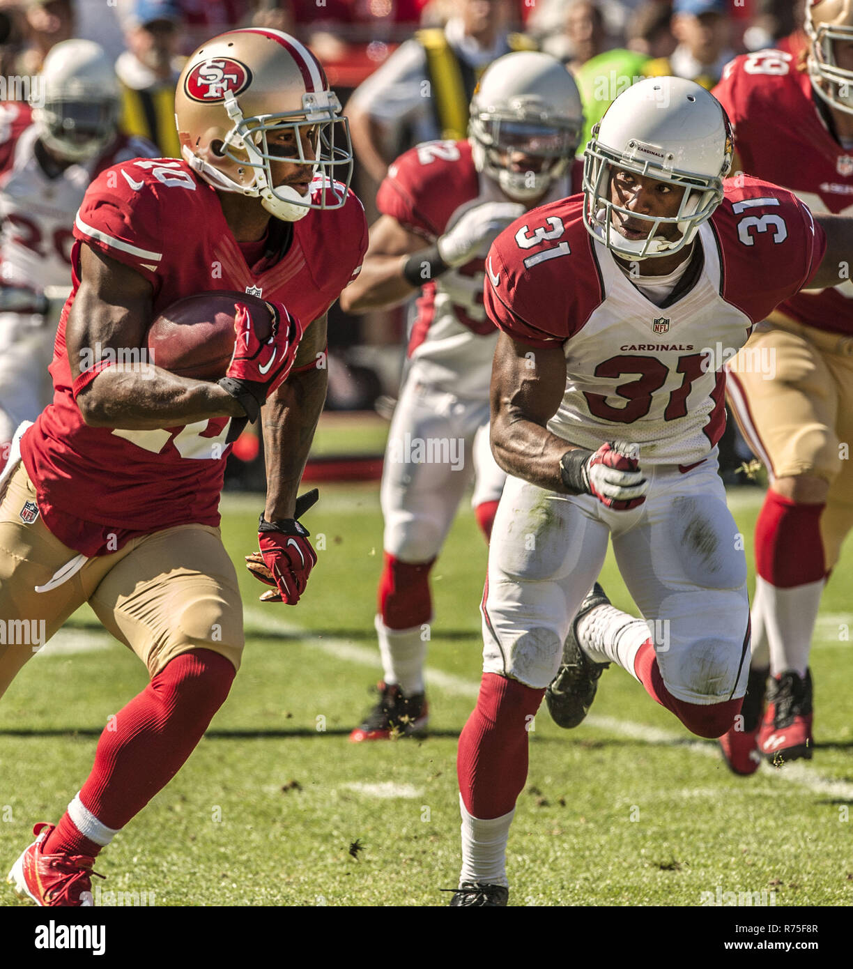 San Francisco, Californie, USA. 13 Oct, 2013. San Francisco 49ers wide receiver Kyle Williams (10) tente d'out run Arizona Cardinals Justin évoluait Bethel (31) le dimanche, Octobre 13, 2013 à San Francisco, Californie. Les 49ers défait les cardinaux 32-20. Crédit : Al Golub/ZUMA/Alamy Fil Live News Banque D'Images