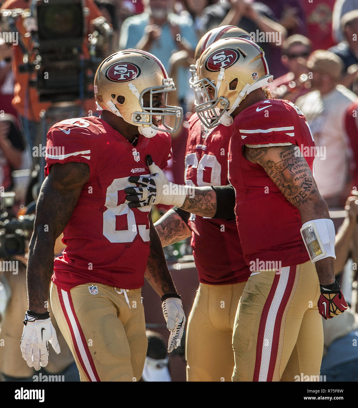 San Francisco, Californie, USA. 13 Oct, 2013. San Francisco 49ers quarterback Colin Kaepernick (7) congradulates tight end Vernon Davis (85) au toucher des roues exécuter le Dimanche, Octobre 13, 2013 à San Francisco, Californie. Les 49ers défait les cardinaux 32-20. Crédit : Al Golub/ZUMA/Alamy Fil Live News Banque D'Images