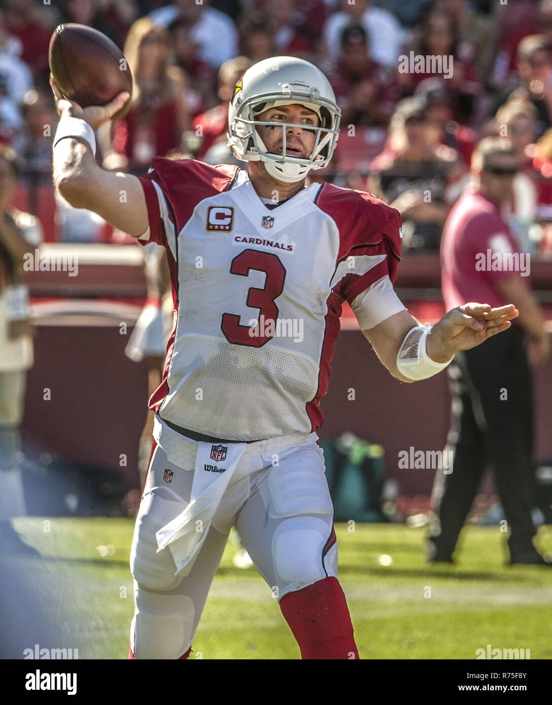 San Francisco, Californie, USA. 13 Oct, 2013. Arizona Cardinals quart-arrière Carson Palmer (3) passe ball le dimanche, 13 octobre 2013 à San Francisco, Californie. Les 49ers défait les cardinaux 32-20. Crédit : Al Golub/ZUMA/Alamy Fil Live News Banque D'Images