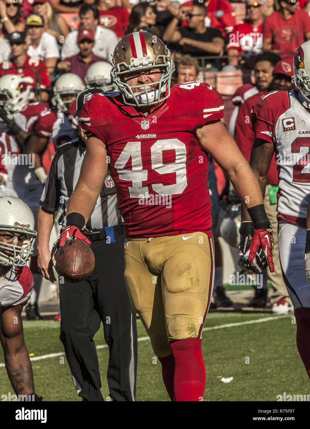 San Francisco, Californie, USA. 13 Oct, 2013. San Francisco 49ers fullback Bruce Miller (49) sort de champ après la conversion de troisième vers le bas le dimanche, 13 octobre 2013 à San Francisco, Californie. Les 49ers défait les cardinaux 32-20. Crédit : Al Golub/ZUMA/Alamy Fil Live News Banque D'Images