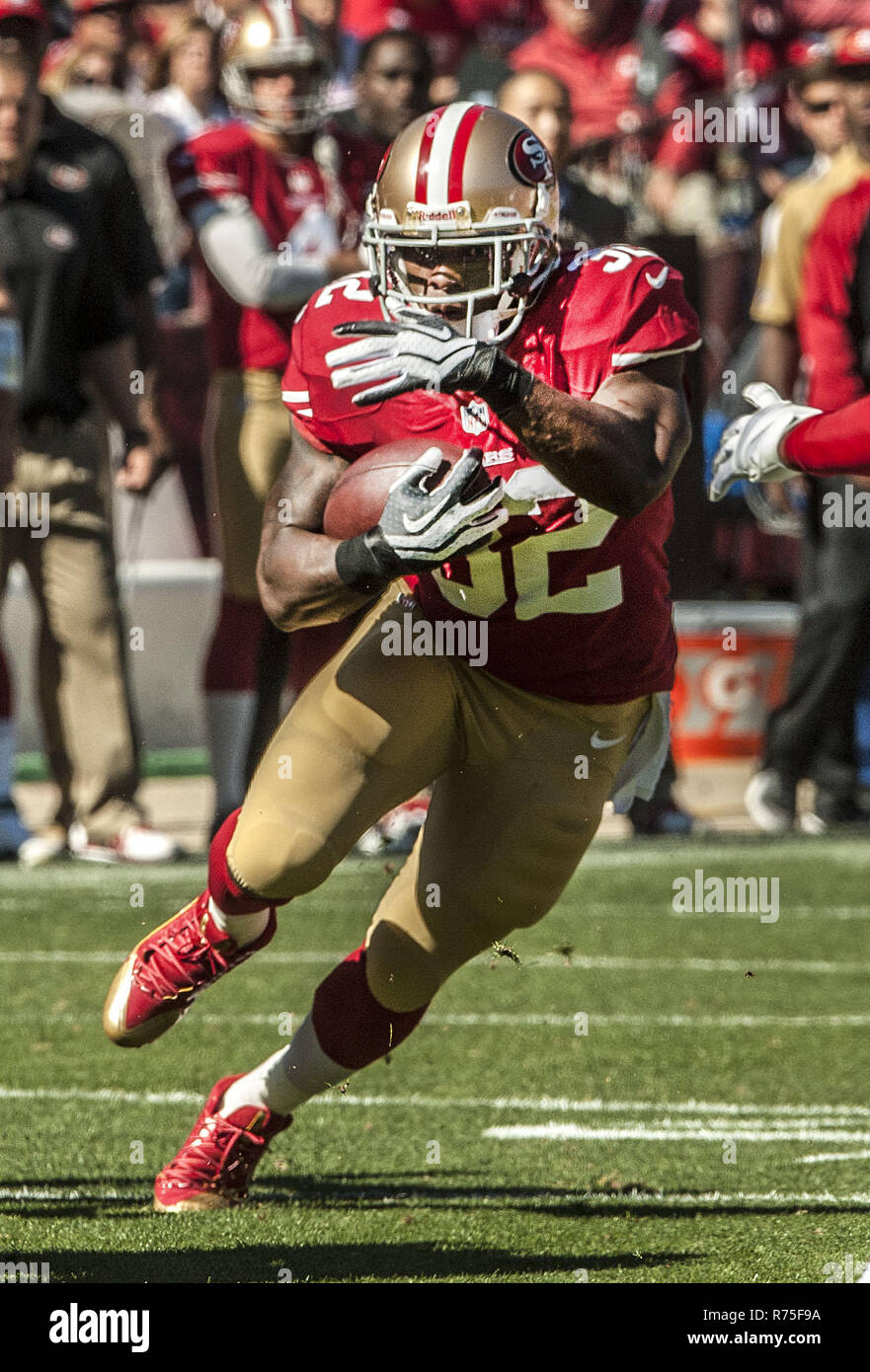 San Francisco, Californie, USA. 13 Oct, 2013. San Francisco 49ers en marche arrière Kendall Hunter (32) trouve un espace libre pour exécuter le Dimanche, Octobre 13, 2013 à San Francisco, Californie. Les 49ers défait les cardinaux 32-20. Crédit : Al Golub/ZUMA/Alamy Fil Live News Banque D'Images