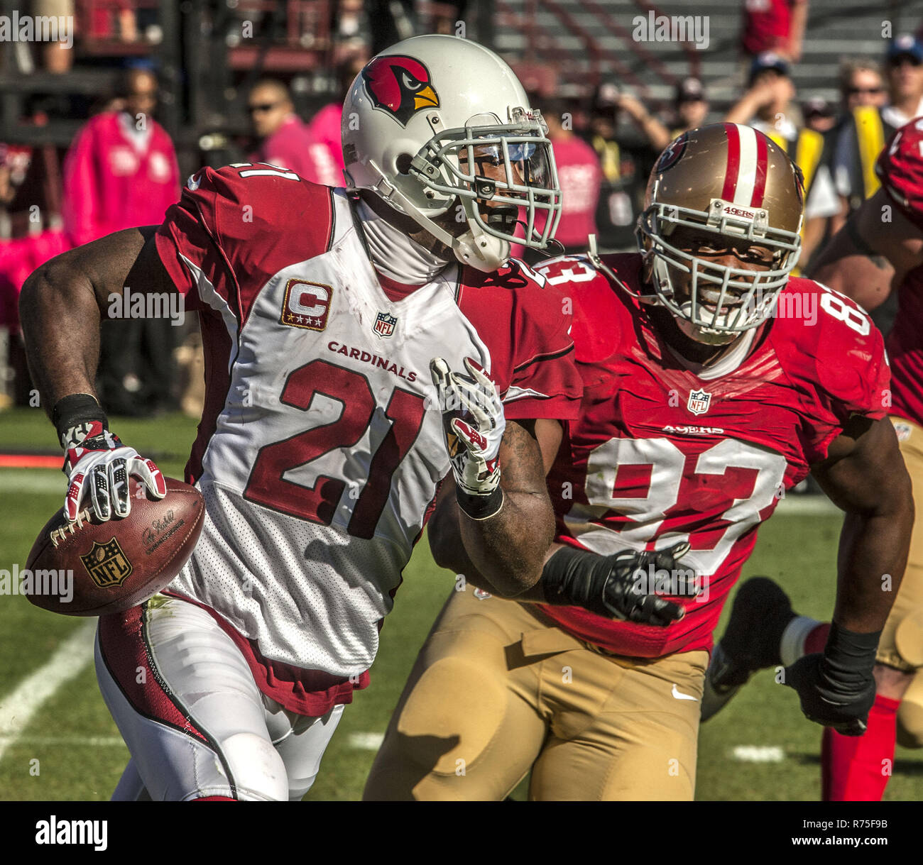 San Francisco, Californie, USA. 13 Oct, 2013. Arizona Cardinals Patrick évoluait Peterson (21) exécute San Francisco 49ers tight end Demarcus Dobbs (83) le dimanche, Octobre 13, 2013 à San Francisco, Californie. Les 49ers défait les cardinaux 32-20. Crédit : Al Golub/ZUMA/Alamy Fil Live News Banque D'Images